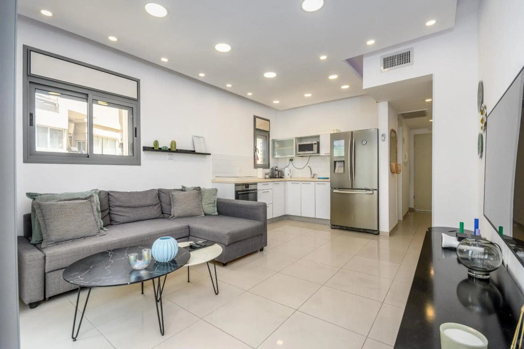 Very nice 1 BDR apartment 2 min from the beach !
