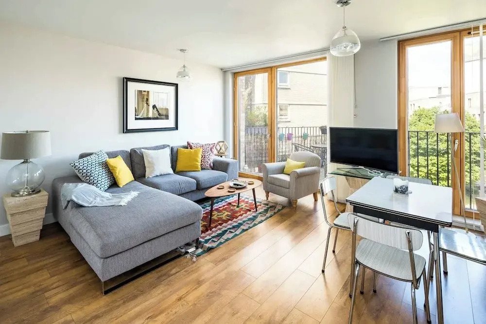 Shiny and Comfy stay with Underground links nearby!