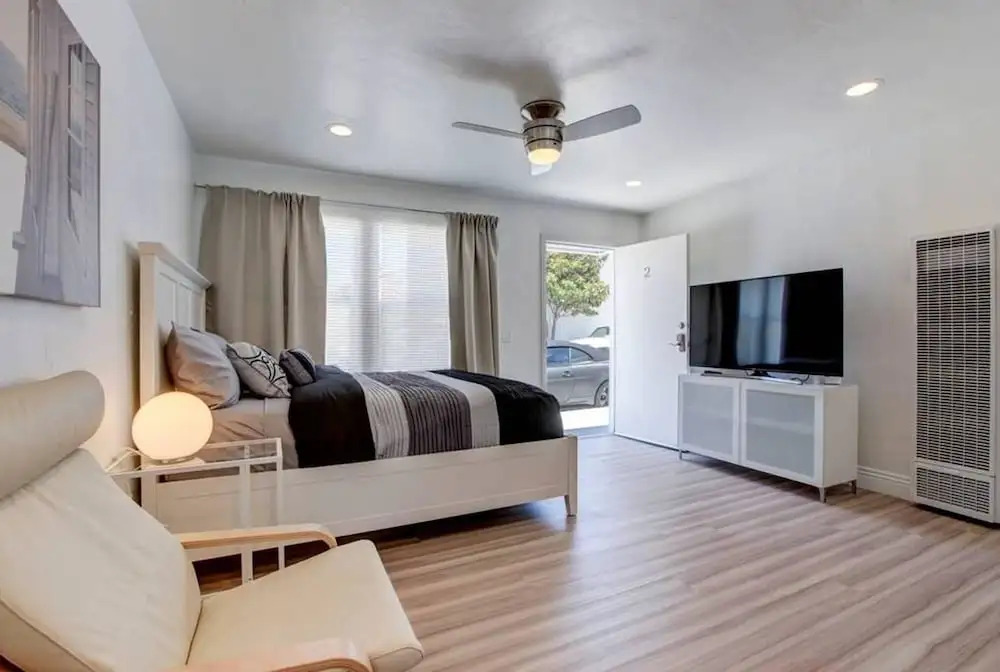 B2 Modern and Contemporary Home Next to Beach Sand With AC