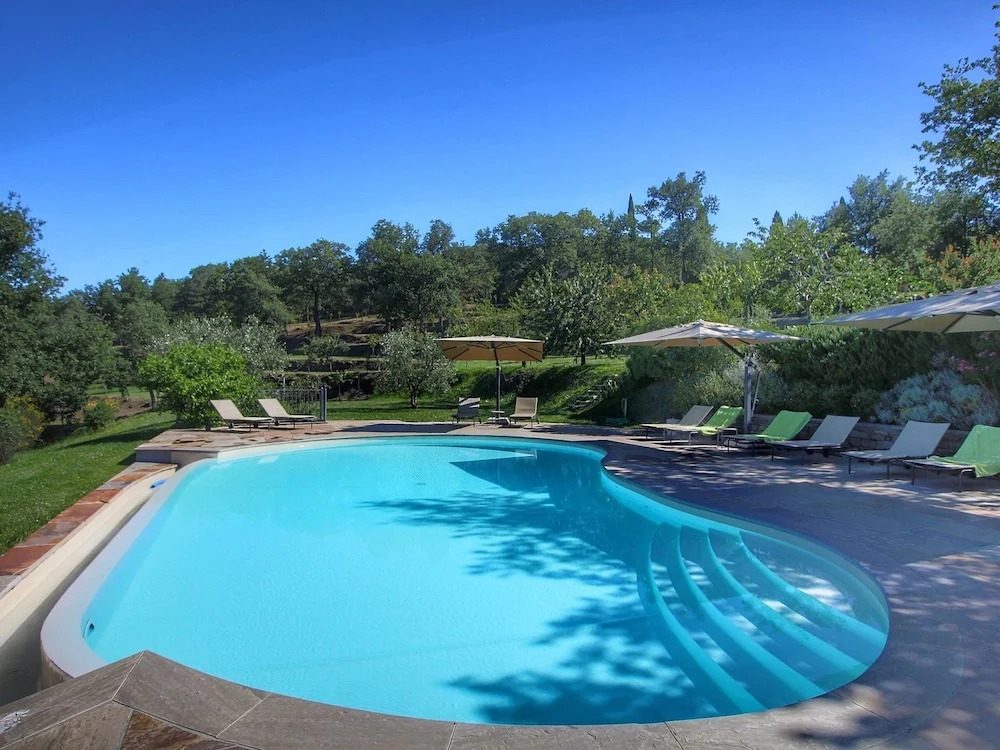 Majestic Farmhouse in Loro Ciuffenna with Pool