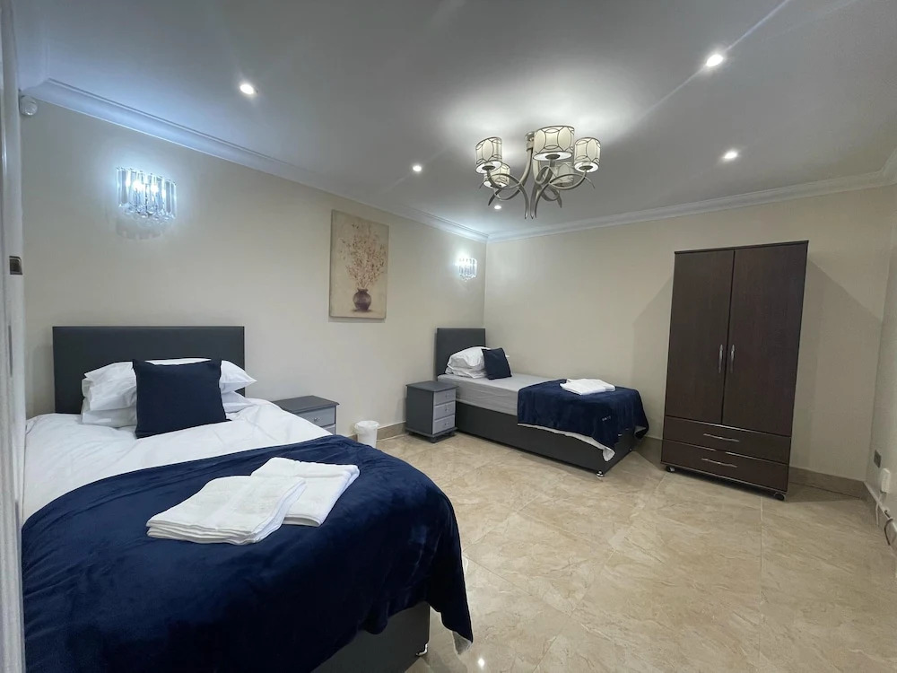 New Luxury Modern House Near Airport Free Parking