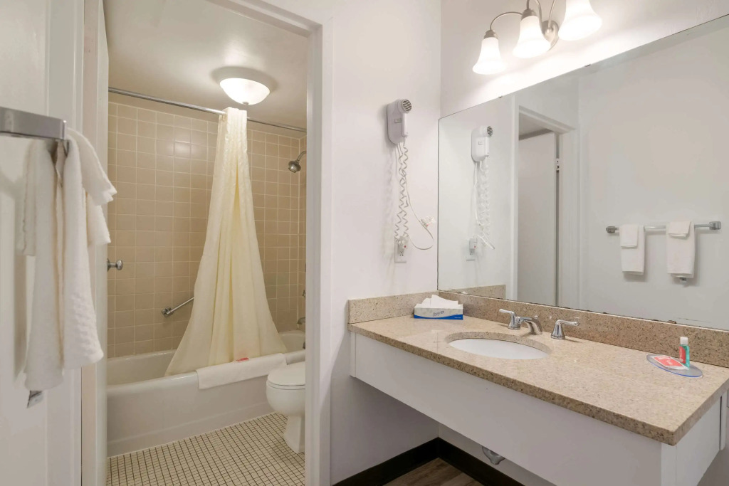 Econo Lodge Auburn I-95