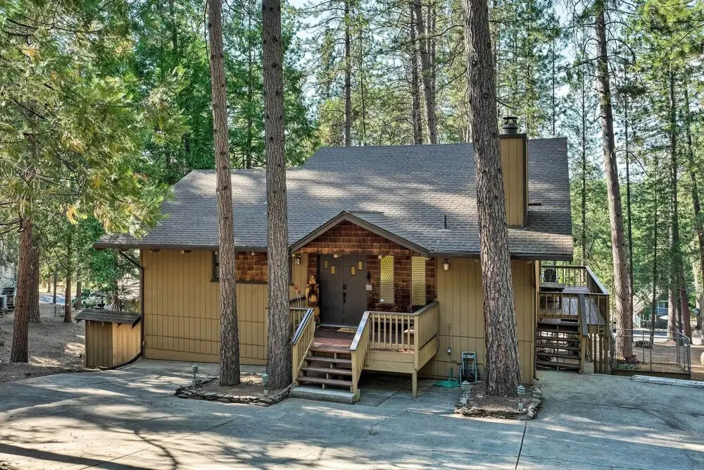Pine Mountain Cabin w/ Hot Tub, 2 Mins to Marina!