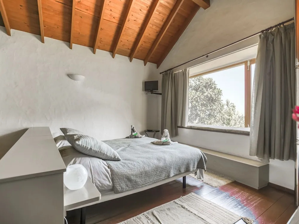 Cozy Holiday Home in San Mateo with Hot Tub