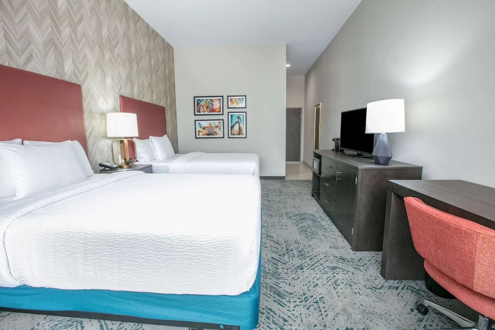 La Quinta Inn & Suites by Wyndham DFW Airport West-Glade