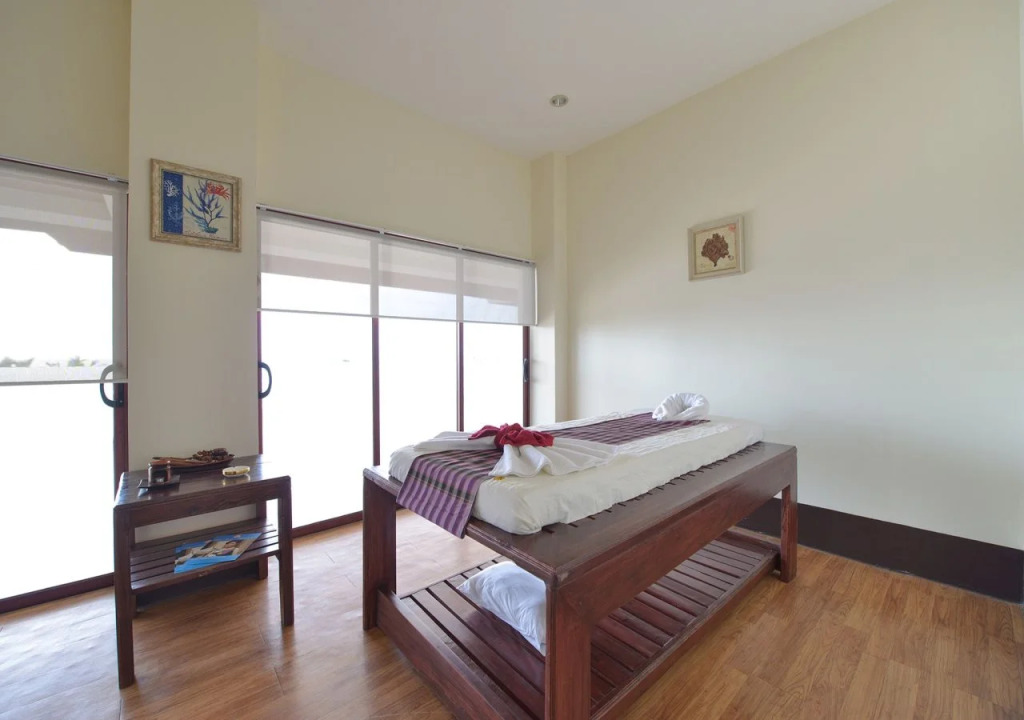Ngwe Saung Yacht Club & Resort