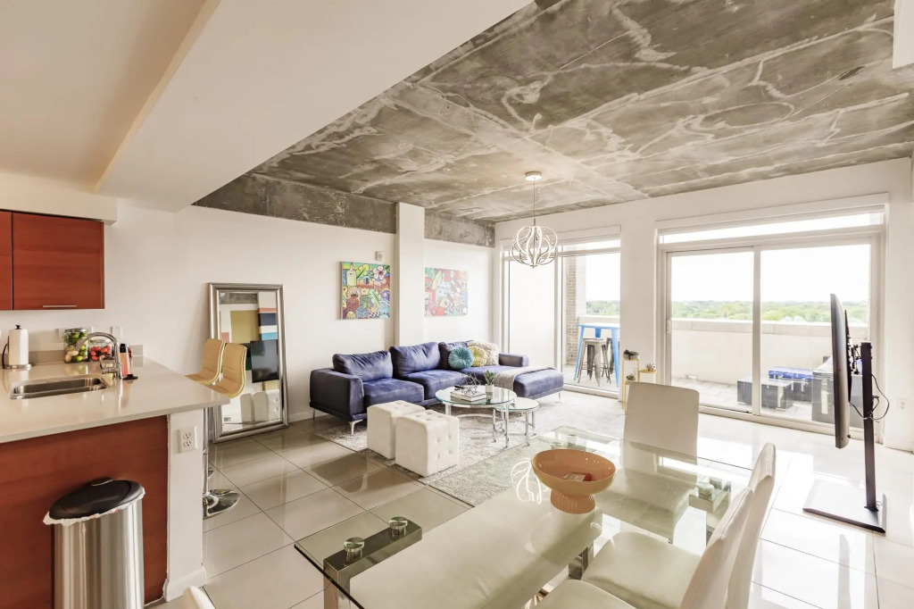Hang Ten- Large Townhome, lux amenities, parking