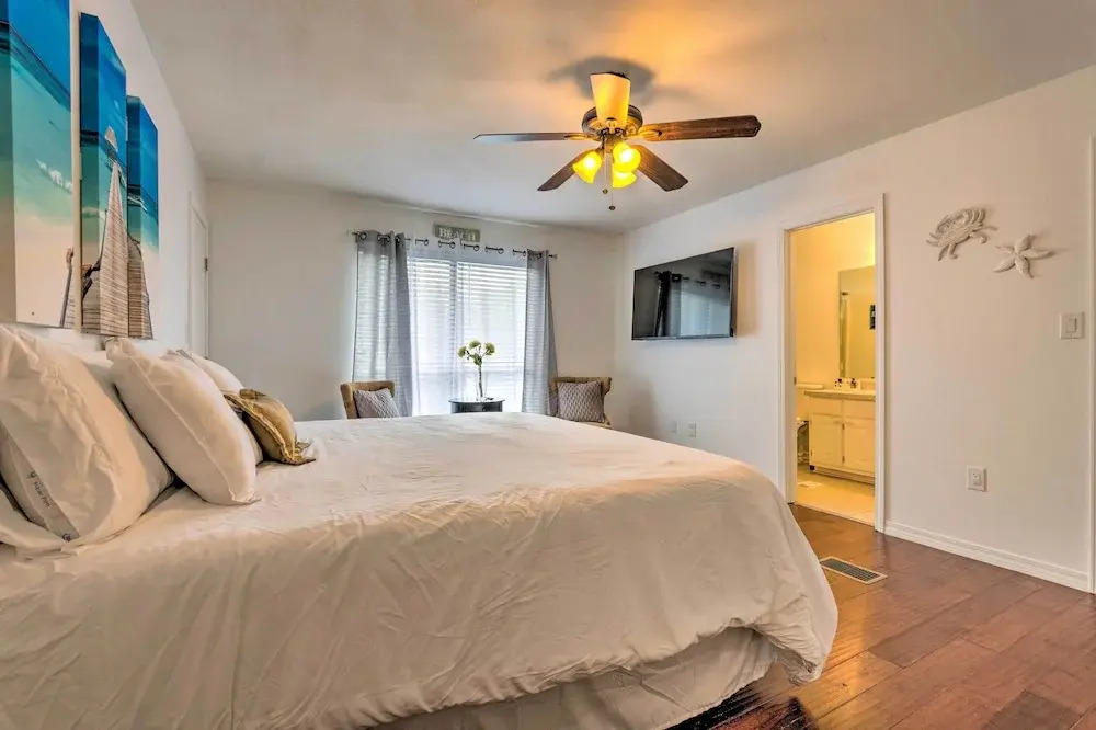 Updated Townhome w/ Deck ~ 12 Mi to Beaches!