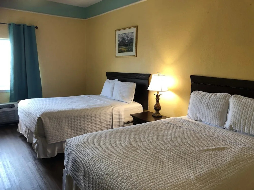 Deluxe Inn & Suites