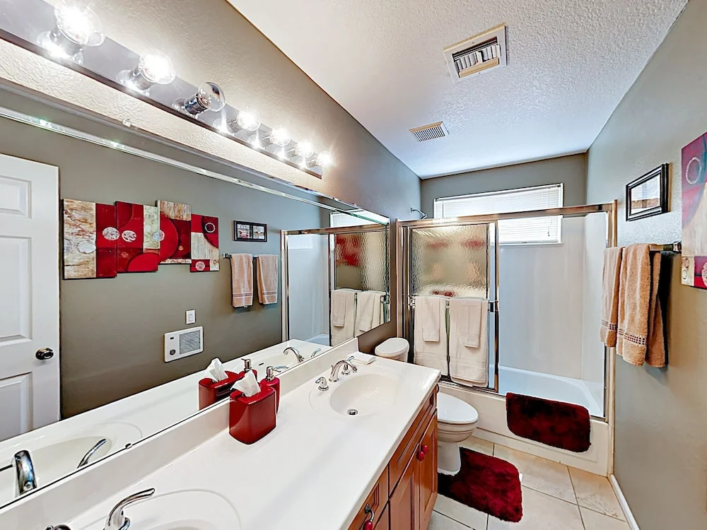 747 Phoenix - 4 Br Home