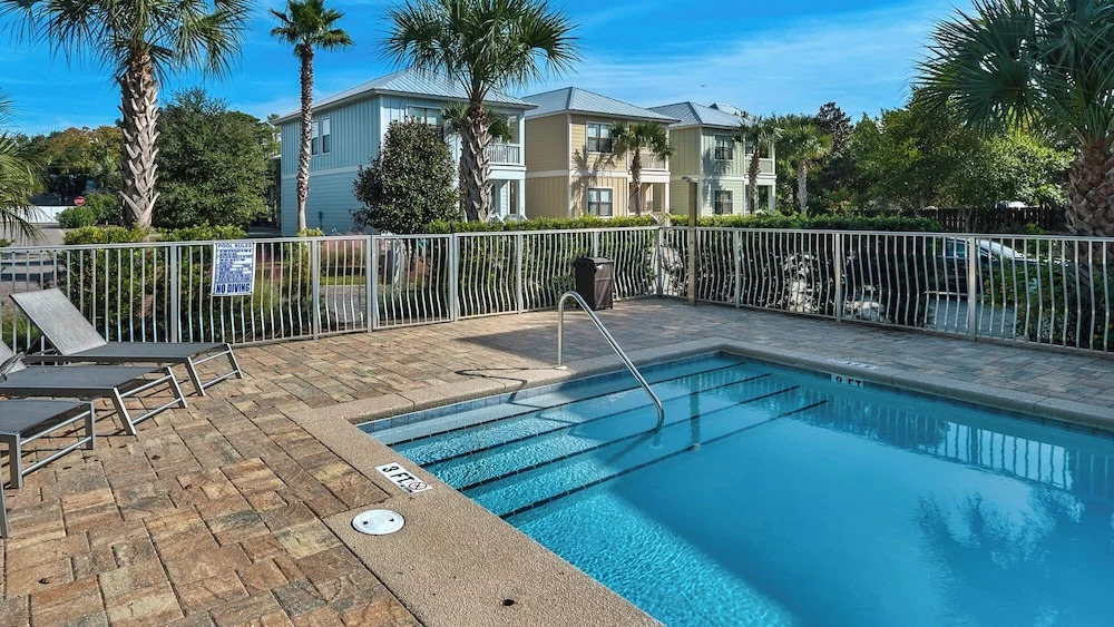 Steps From Pool - Minutes to Beach in Blue Mountain