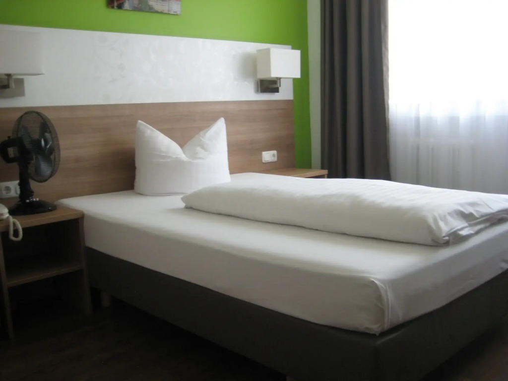 Hotel S16