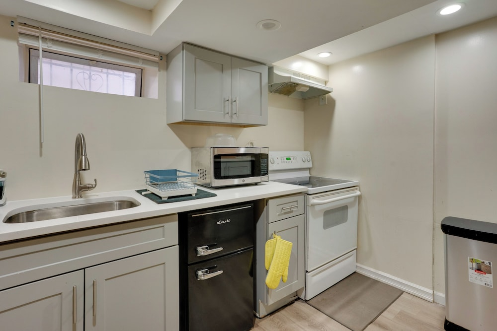 1 Mi to UBS Arena! Pet-friendly Elmont Apartment