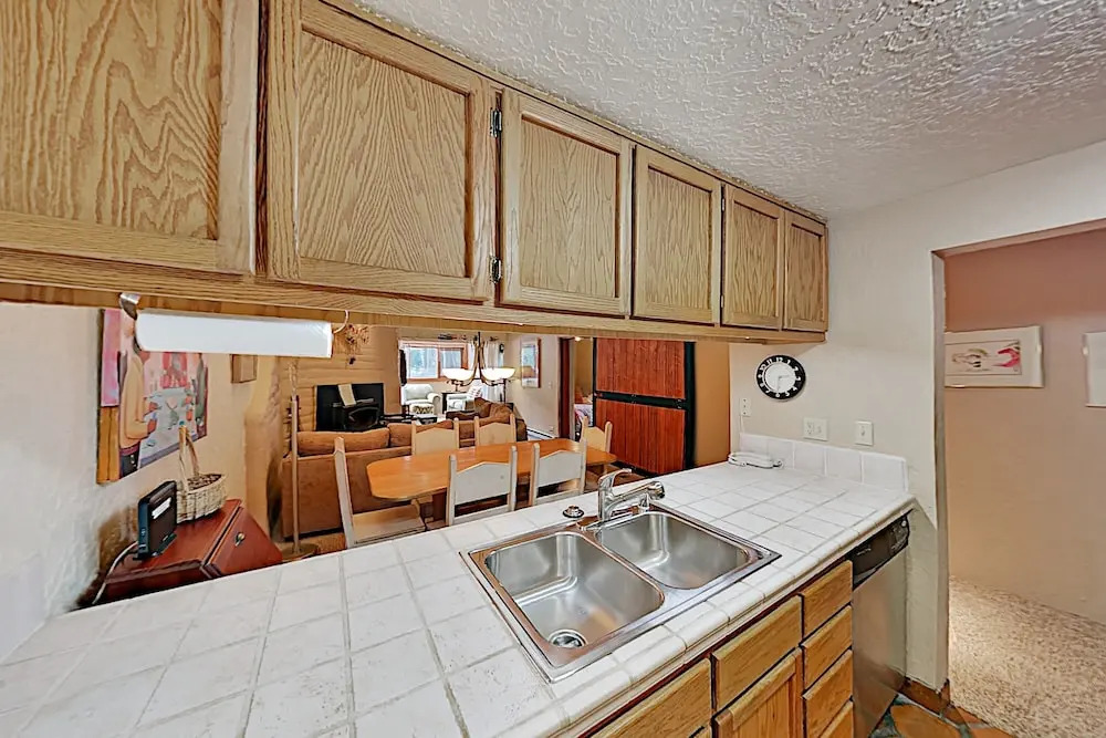 15tru5ai 3 Bedroom Condo
