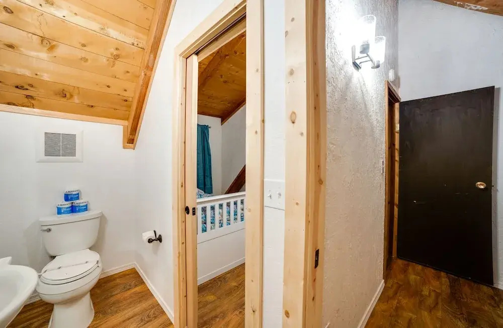 48SL - Hot Tub - Pets Ok - WIFI - Wood Stove - Sleeps 5