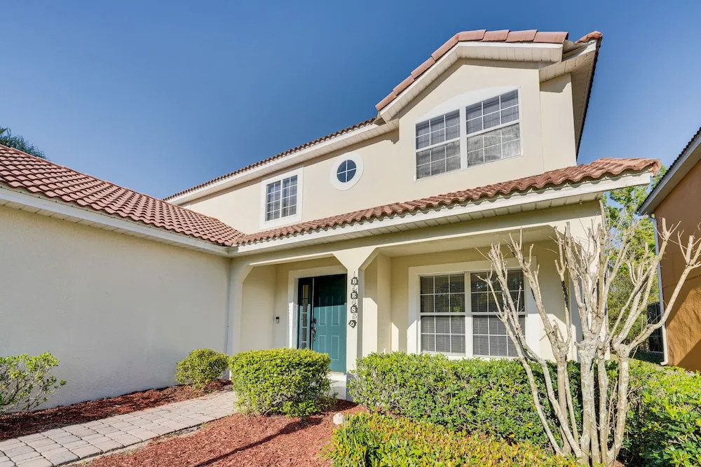 8 Mi to Disney: Family Home w/ Screened Lanai!