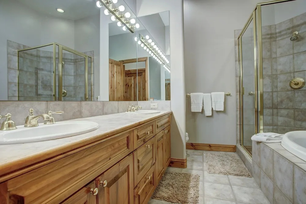 Cozy & Central Arrowhead Ge Townhome, 3br, Sleeps 6 3 Bedroom Townhouse by RedAwning