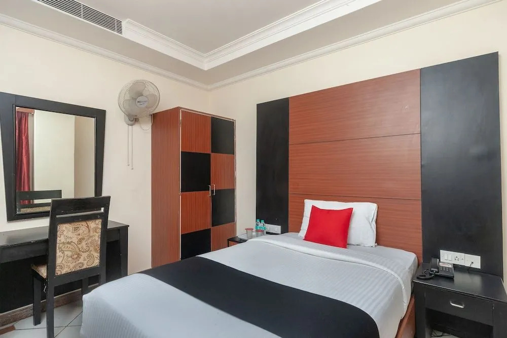 Capital O 8145 Emarald Hotel