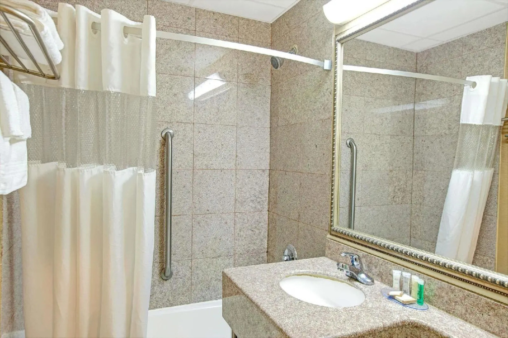 Howard Johnson Express Inn Bronx