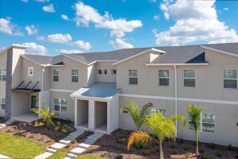 Stylish 4Bd w Lake View Pool Kids Themed Room