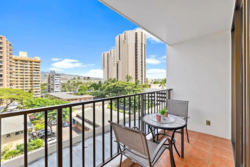 Beautiful 7th Floor Condo with AC, WiFi & Parking, Short Walk to Beach