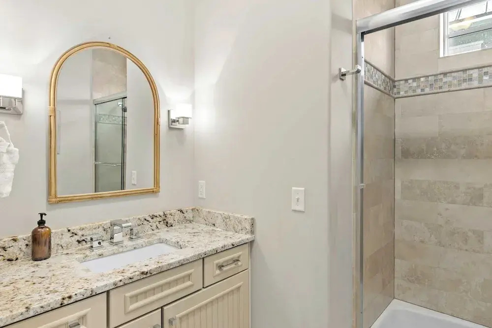 Seagrove Gardens Mins to the Beach, Santa Rosa Retreat w/ A+ Design