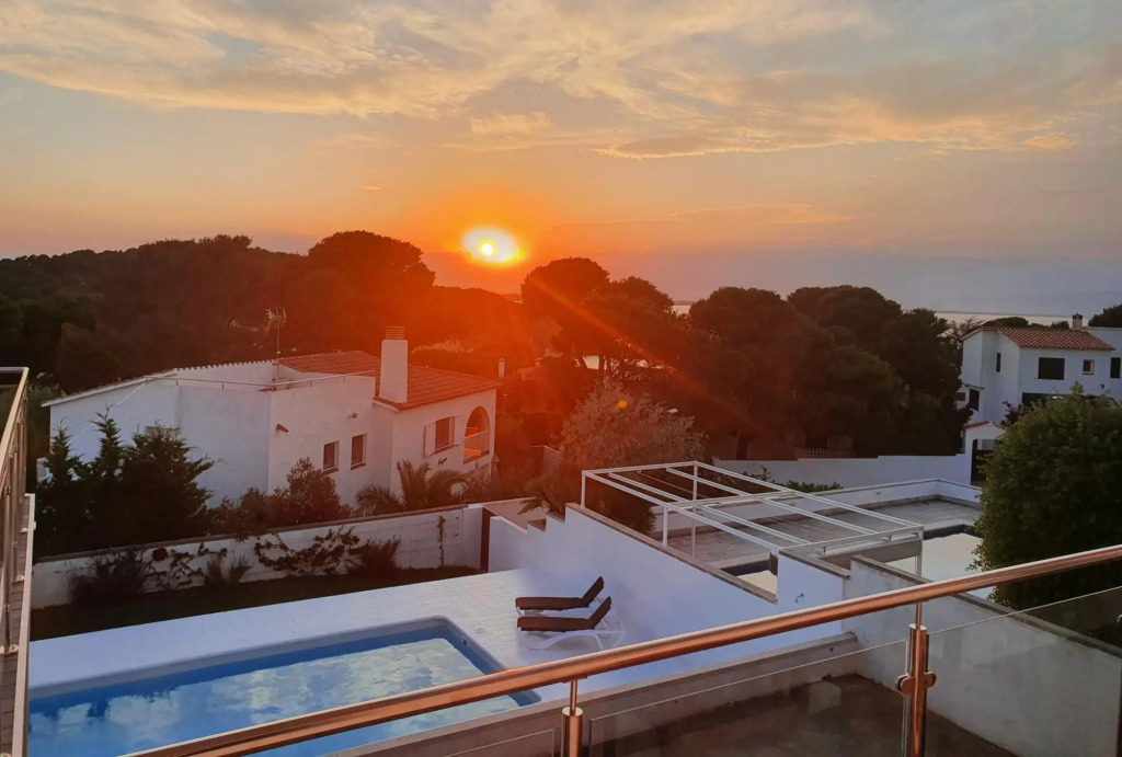 Sabina in L'Escala with 6 bedrooms and 3 bathrooms
