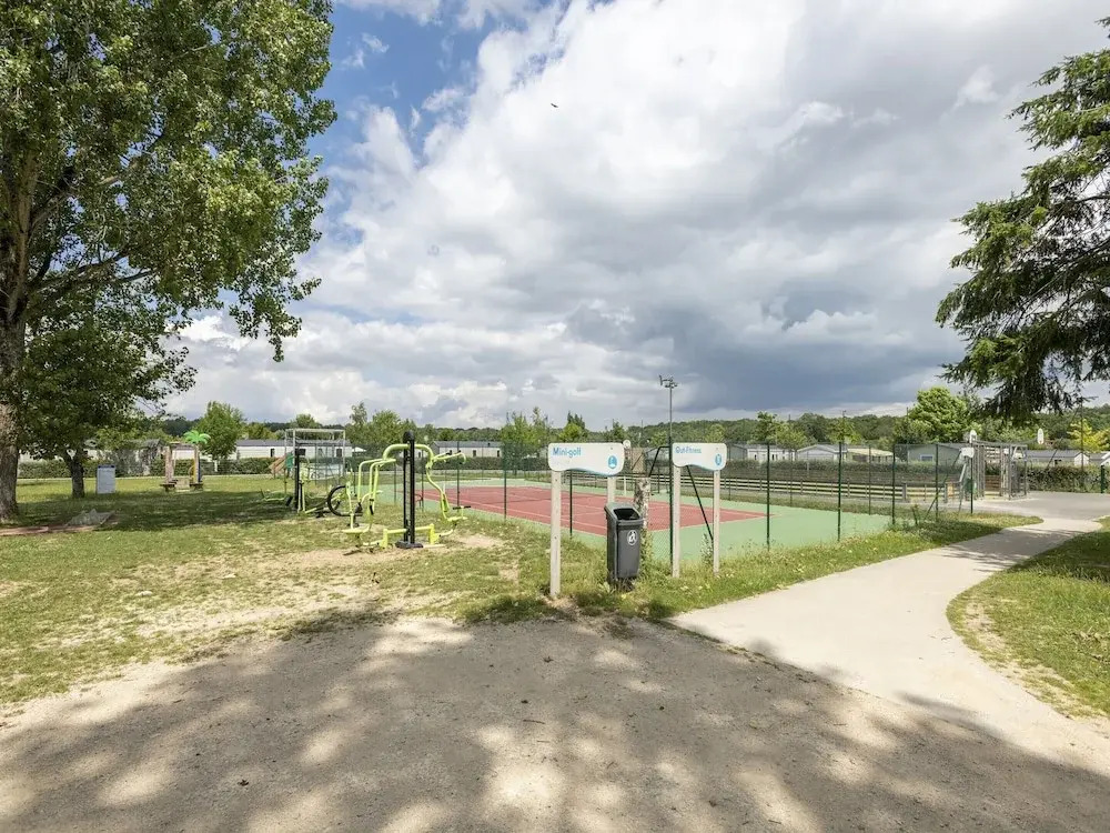 Mobile Home in Veuzain-sur-loire With Garden
