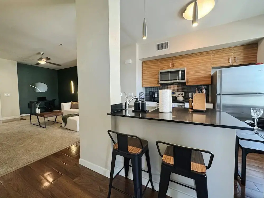 Stylish Retreat W Pool GYM Parking 10min to Cedars