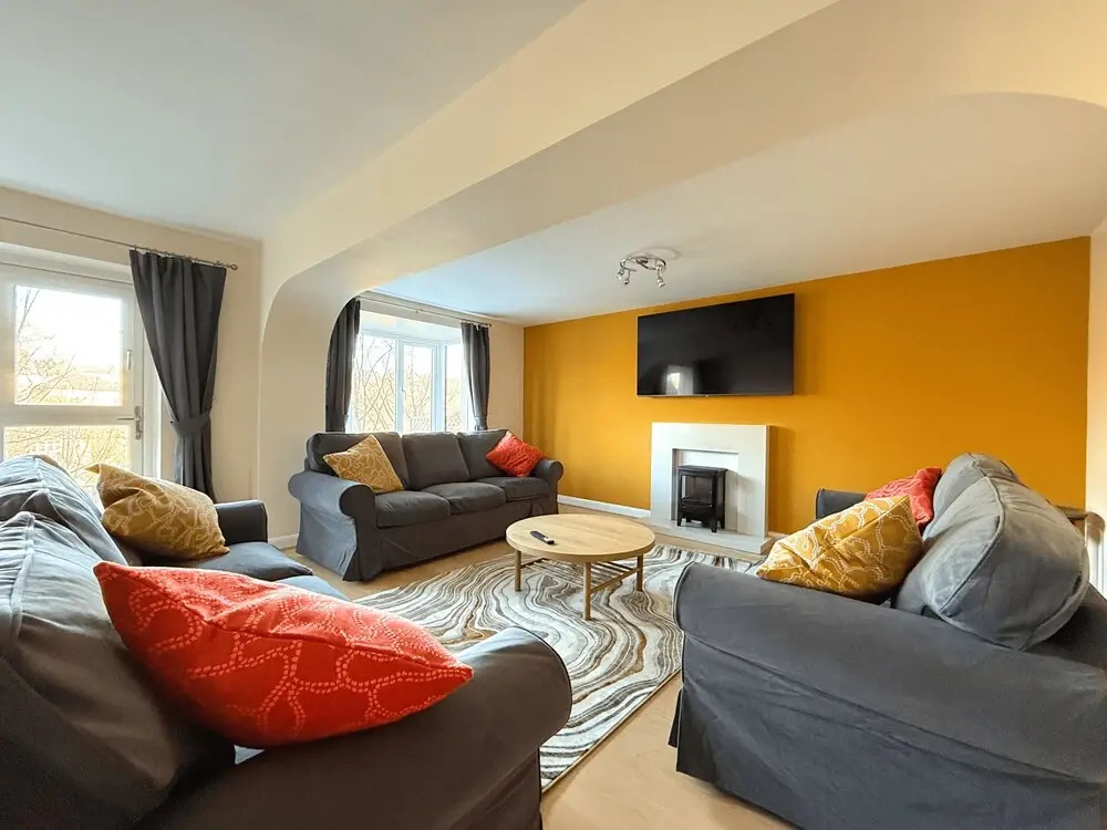 Stunning Townhouse: Your Spacious Retreat for 8