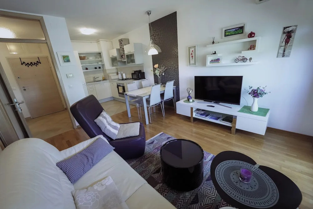 Lola Suite, One Bedroom Place With Free Parking