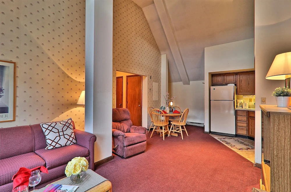 MG 3G02 - Views! Loft Condo Steps to Killington Resort. Hot Tub!