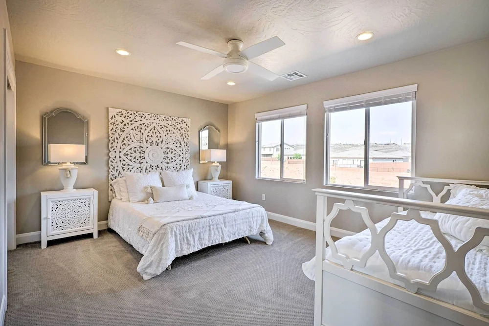 Private Hot Tub & Community Pool: Washington Home!