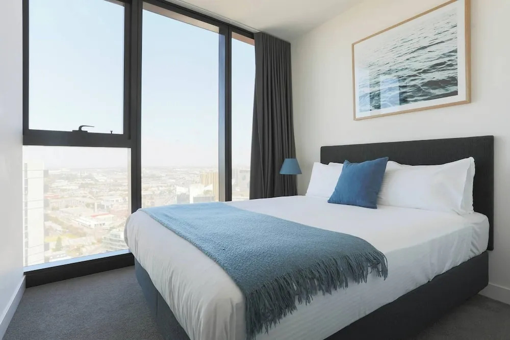Southbank 2BR High City Views Enjoy Wine, Gym, Pool, Wifi