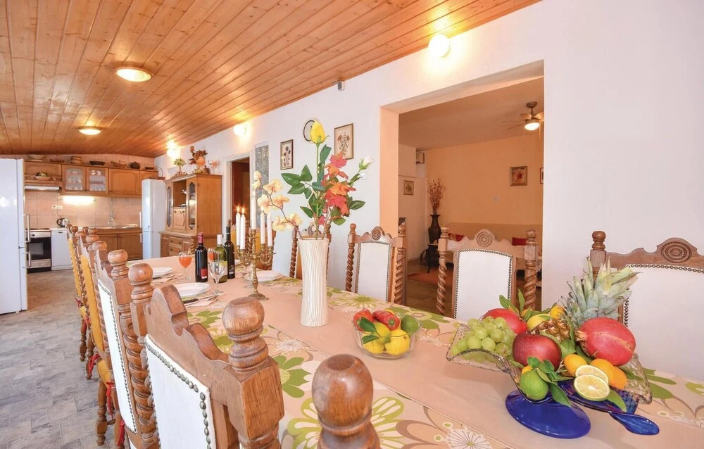 Nice Home in Slatine with Hot Tub, WiFi & 6 Bedrooms