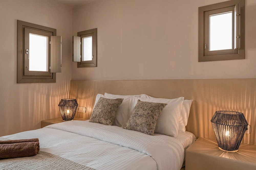 Santorini - Villa - Sleeps 5 - Pool - Parking