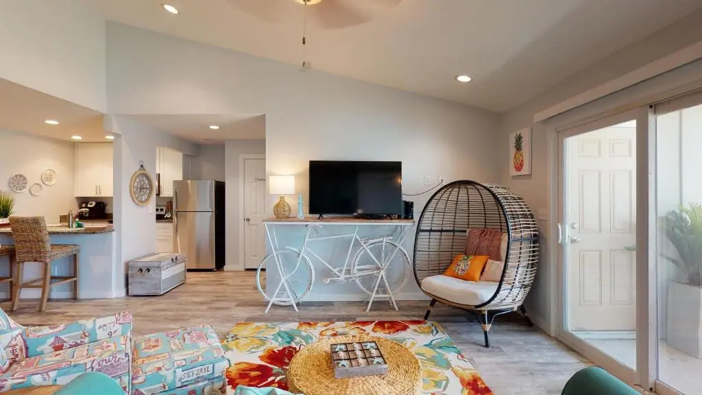 AH-F223 New 2nd Floor Condo, Close to PoolHot Tub, Near Marina & Ferry