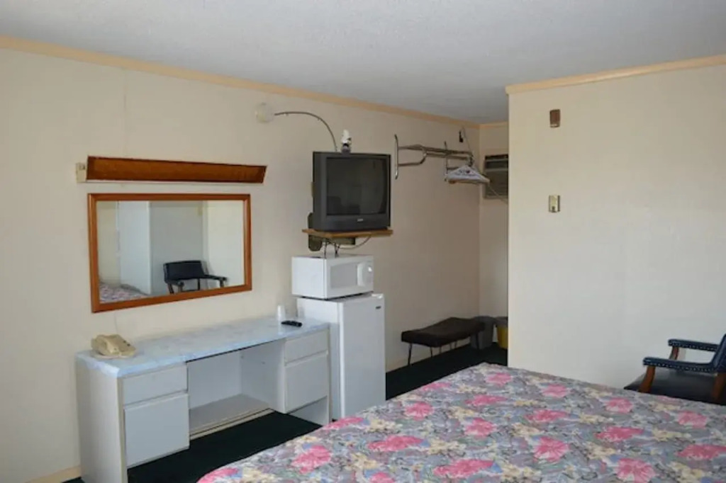 Capri Motel By OYO Elwood, Wathena