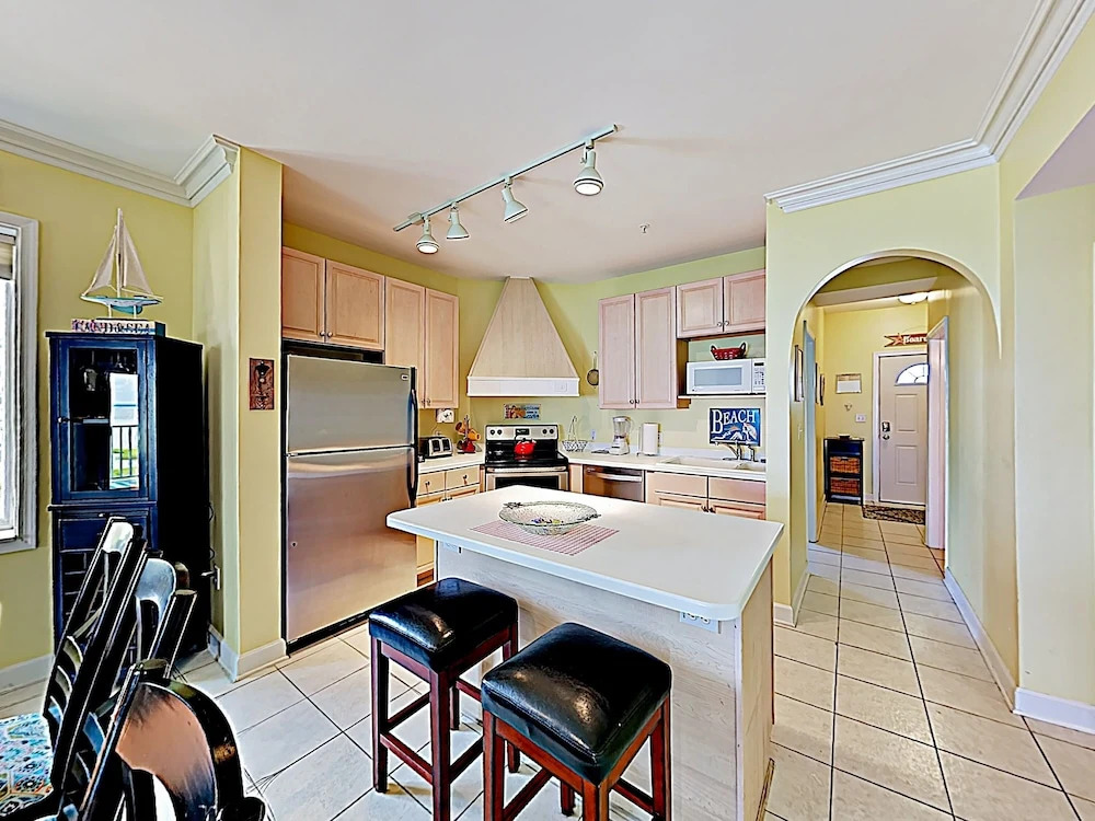 New Listing! Bayfront W/ Pool- Walk To Beach 3 Bedroom Condo