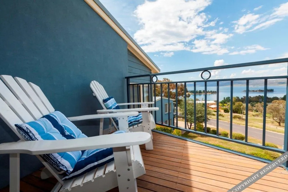 Torino 6 - Lake Jindabyne & Snowy Mountain Views