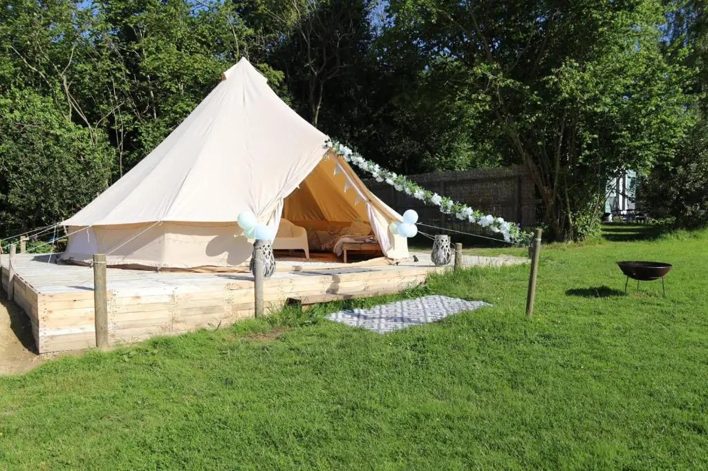 Hopgarden Glamping - Luxury 6m bell tent