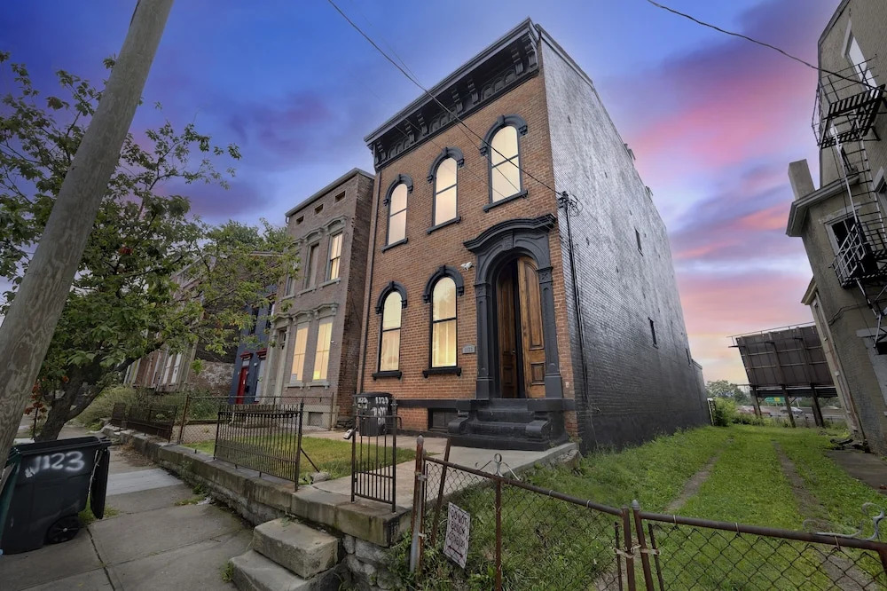 2 King/3 Bath, Toddler Friendly, Free Parking/laundry 2 Bedroom Duplex by Redawning