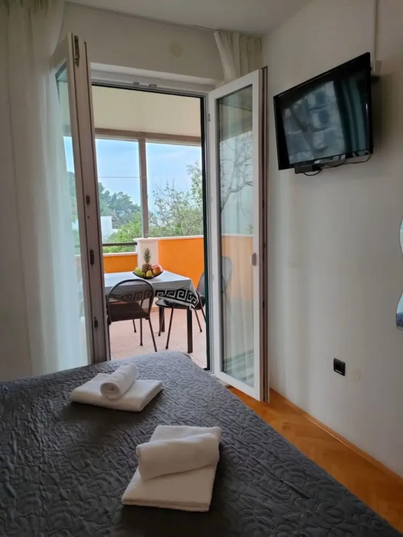 A4 Beachfront apt With big Terrace and sea View