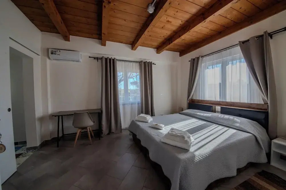 Casale in legno nella natura laziale