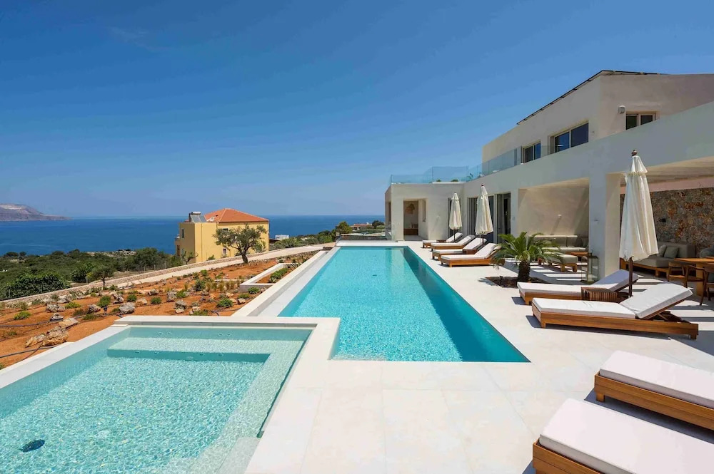 An Elegant villa in Kokkino Horio
