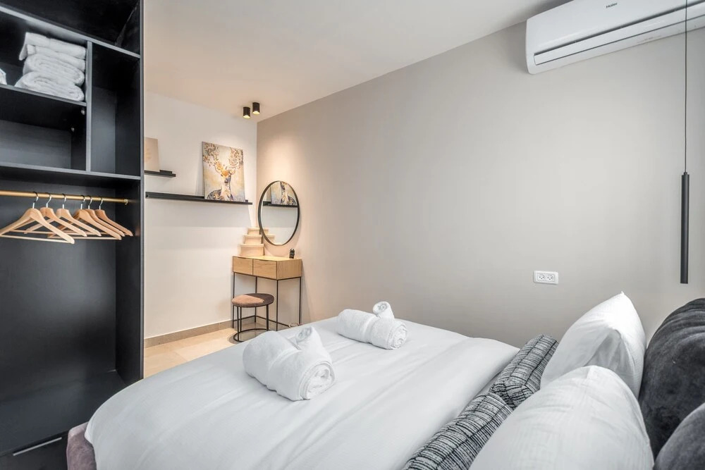 Stunning ONE bdr big Balcony