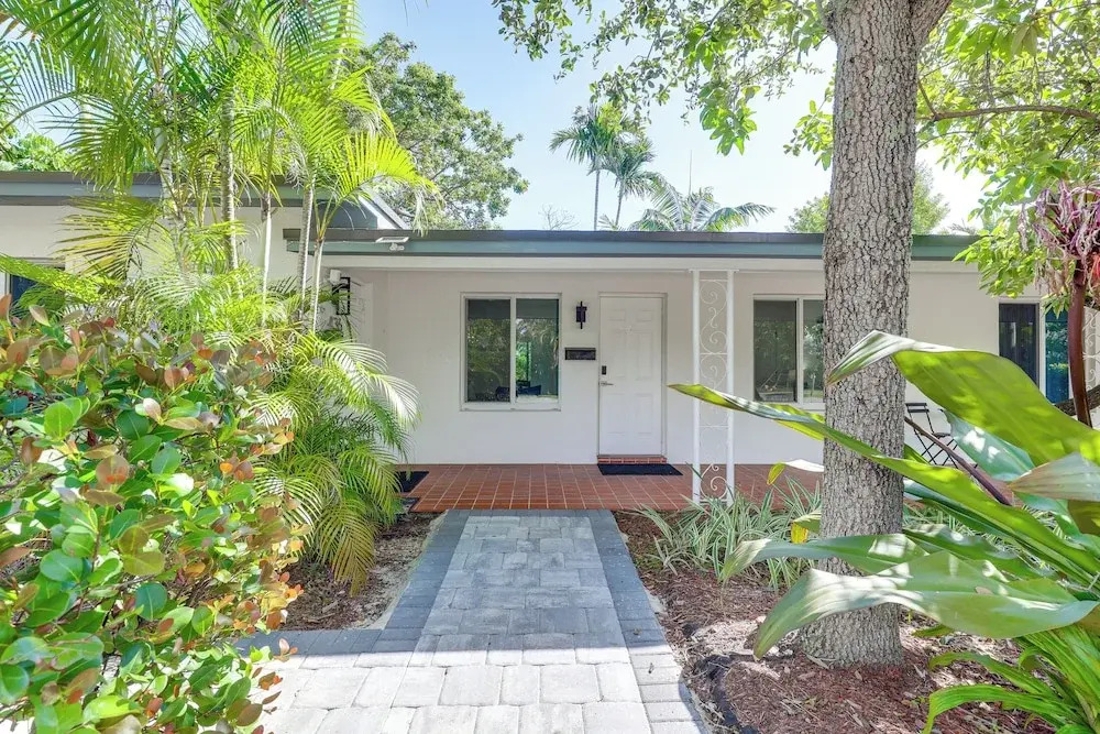 1 Mi to Las Olas Eats! Modern Apt w/ Shared Patio