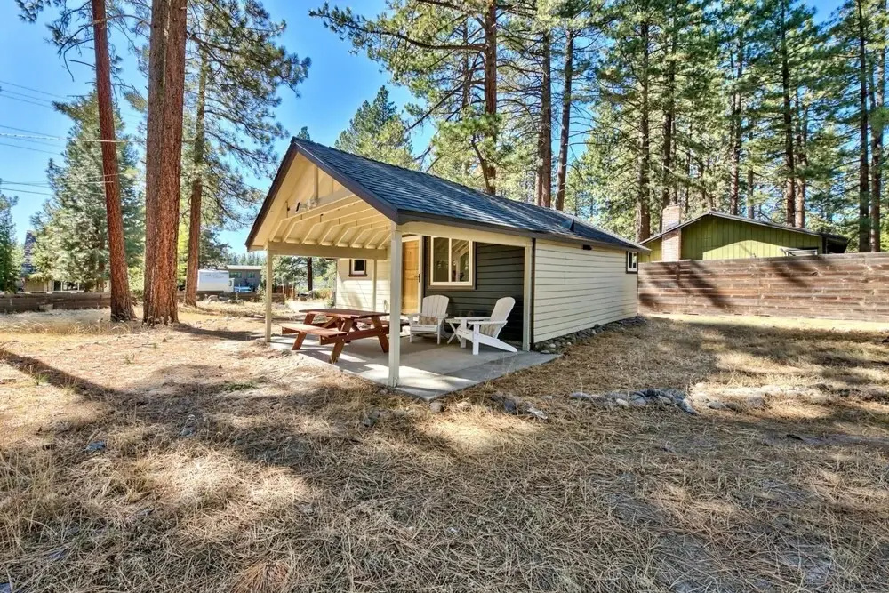 Cabin Retreat! 1 Mile To The Beach, Downtown, Ski! 1 Bedroom Home by Redawning
