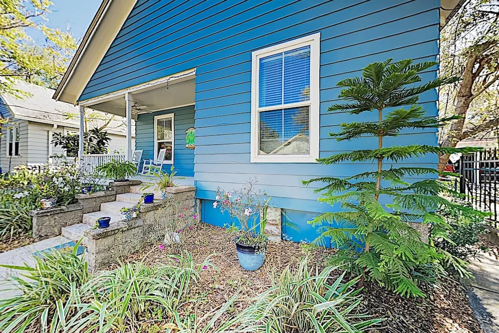 New Listing! the Sea Turtle Inn Uptown Gem 2 Bedroom Home