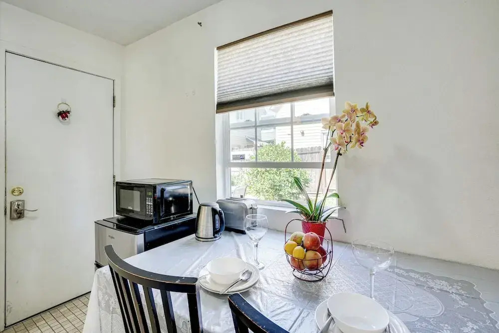 5 Mi to Dtwn Oakland: Studio w/ Shared Patio